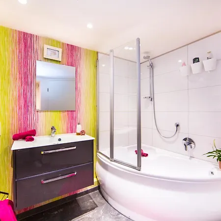 Premium Academy - Luxus-ferienwohnungen Mit Erlebnis Couette-café 4*